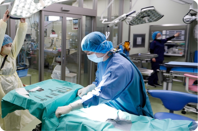 手術室での術野の確保中