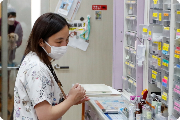 処置に必要な薬を探すMiyoshi先生