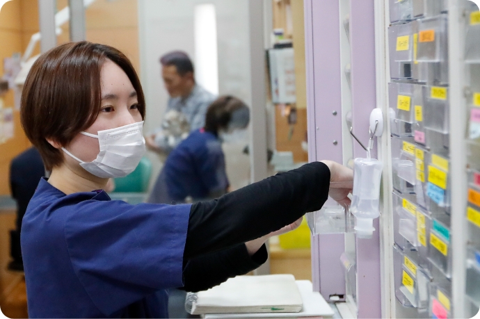 薬棚から必要薬剤の取り出し中